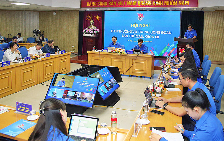 Các đại biểu tại đầu cầu hội nghị ở Thủ đô Hà Nội.