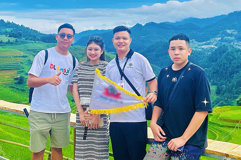 Hoài Nam (thứ 2 từ phải sang) cùng khách du lịch. (Ảnh: nhân vật cung cấp)