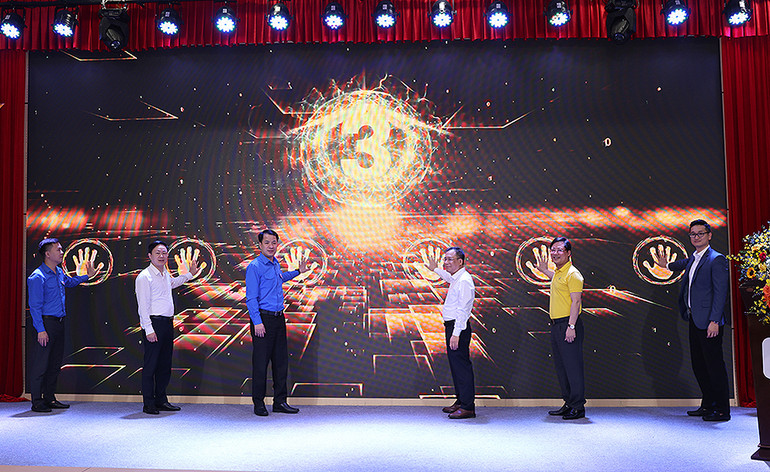 Đại diện lãnh đạo Vietnam Post và các đơn vị liên quan thực hiện nghi thức phát động chương trình.