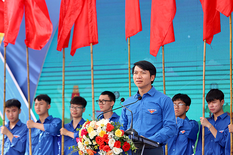 Đồng chí Nguyễn Ngọc Lương phát biểu ý kiến tại buổi lễ.