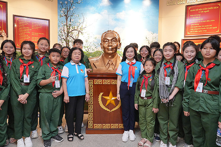 Đồng chí Trương Mỹ Hoa (áo xanh da trời, bên trái) và Bí thư Trung ương Đoàn, Chủ tịch Hội đồng Đội Trung ương Nguyễn Phạm Duy Trang cùng các đại biểu.