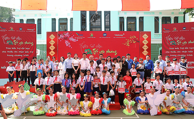 Đại diện Ban tổ chức cùng các em nhỏ chụp ảnh lưu niệm tại chương trình.