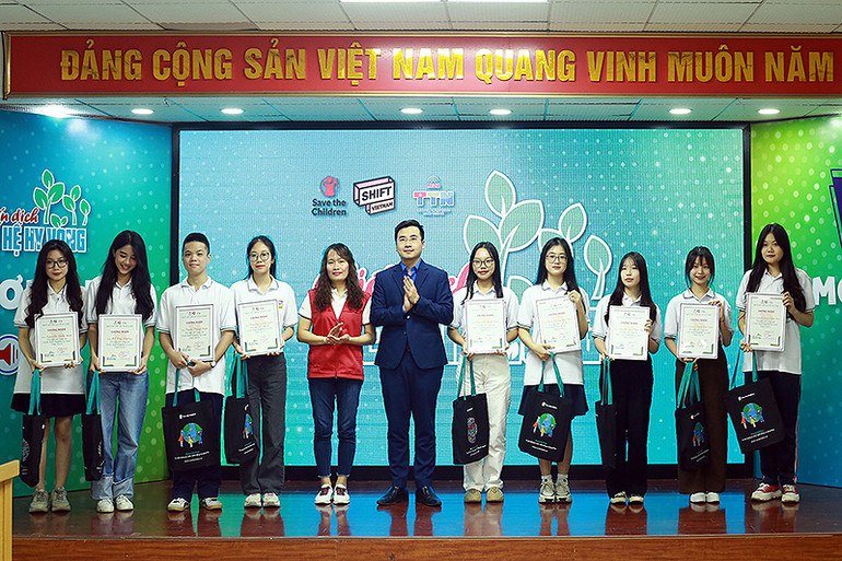 Đại diện Trung ương Đoàn và Tổ chức Cứu trợ trẻ em trao quà tặng các thành viên tiêu biểu của Chiến dịch.