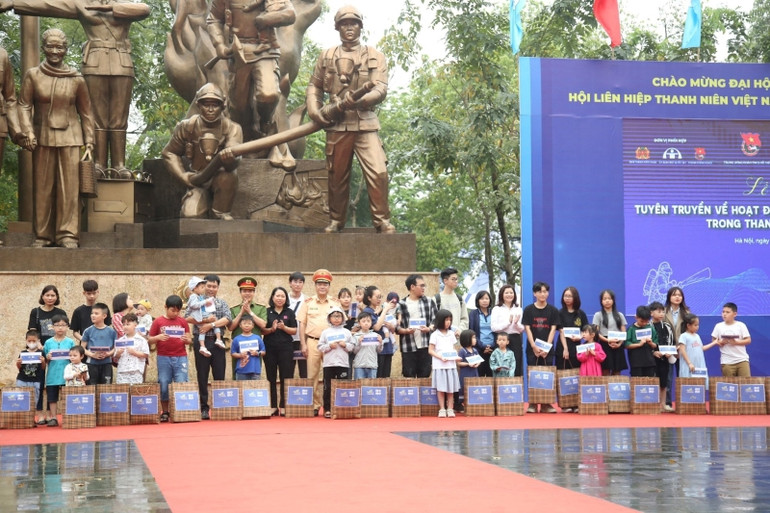 Ban tổ chức trao quà tặng các gia đình trong vụ cháy tại Khương Hạ.