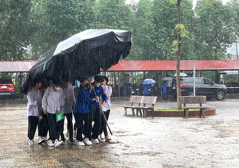 Chiến sĩ tình nguyện "Hoa phượng đỏ" che mưa cho các thí sinh ở kỳ thi tốt nghiệp trung học phổ thông vừa qua. Chiến sĩ tình nguyện "Hoa phượng đỏ" che mưa cho các thí sinh ở kỳ thi tốt nghiệp trung học phổ thông vừa qua.