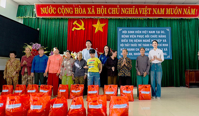 Đại biểu đoàn hành trình trao quà tặng đại diện các hộ gia đình khó khăn ở địa phương.