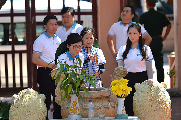 Các đại biểu dâng hương tại Đền thờ Hoàng đảo Thổ Châu.
