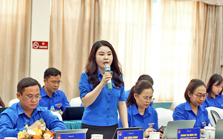 Các đại biểu thảo luận tại hội nghị.