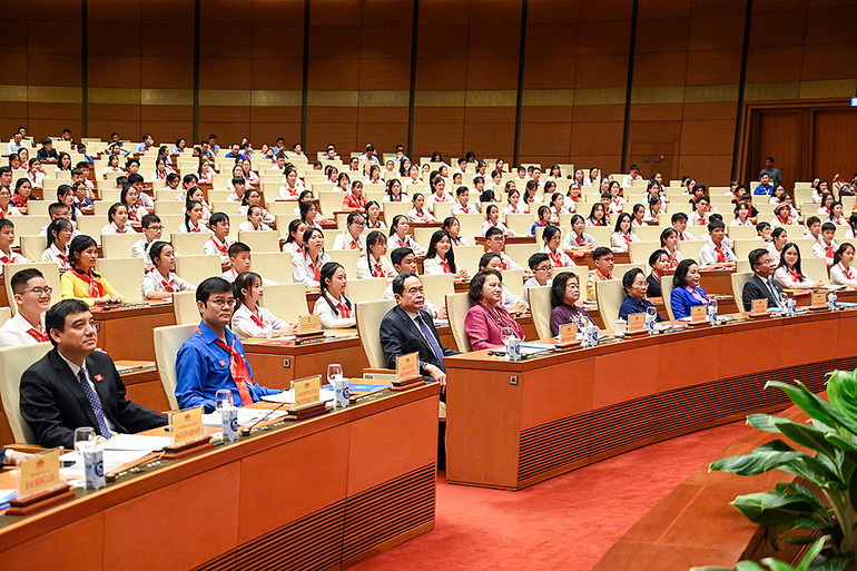 Các đồng chí lãnh đạo, nguyên lãnh đạo Đảng, Nhà nước, đại diện lãnh đạo các bộ, ban, ngành dự Phiên họp.