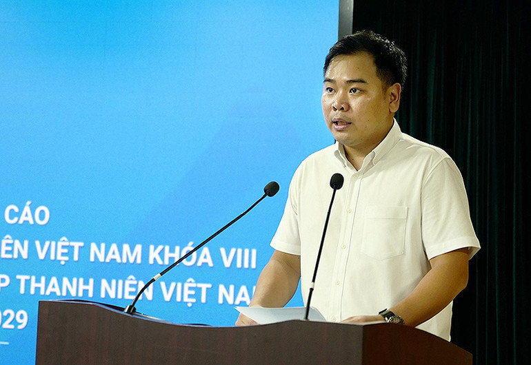 Đồng chí Nguyễn Xuân Hiếu phát biểu ý kiến tại hội nghị.