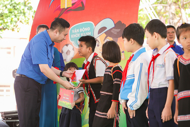 Đồng chí Lê Anh Quân trao học bổng tặng thiếu nhi vượt khó học tốt.