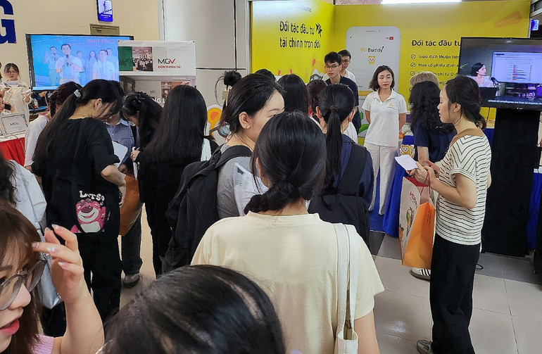 Các bạn trẻ xếp hàng chờ tới lượt phỏng vấn trực tiếp tại Ngày hội.