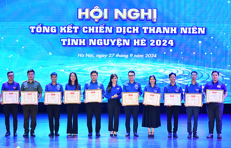 Phó Chủ tịch Thường trực Hội Sinh viên Việt Nam Hồ Hồng Nguyên (ở giữa) trao Bằng khen của Trung ương Đoàn tặng đại diện các đơn vị Đoàn, Hội thành phố Hà Nội tiêu biểu trong Chiến dịch "Thanh niên tình nguyện hè" năm 2024.