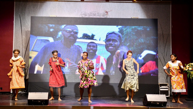 Một tiết mục nghệ thuật của các đại biểu tại lễ bế mạc.