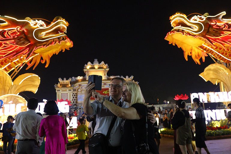 Du khách nước ngoài không thể bỏ qua những hình ảnh của cặp "rồng chầu mặt nguyệt". Du khách nước ngoài không thể bỏ qua những hình ảnh của cặp "rồng chầu mặt nguyệt".