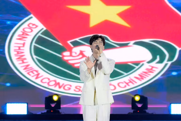 Ca khúc về sức trẻ Việt Nam tại chương trình.