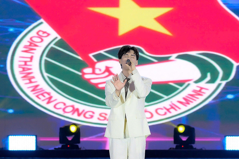 Ca khúc về sức trẻ Việt Nam tại chương trình.