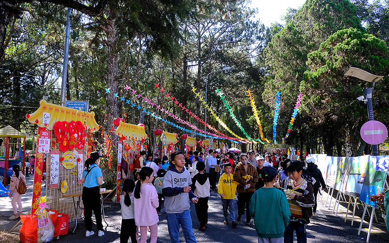 Không khí sôi nổi, đầm ấm tại chương trình.