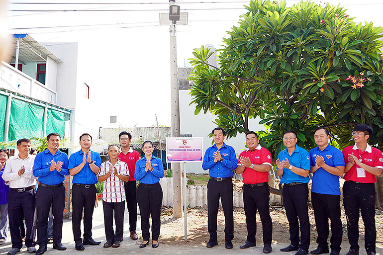 Bí thư Trung ương Đoàn Ngô Văn Cương (thứ 5 từ phải sang) và các đại biểu khánh thành công trình thanh niên "Tuyến đường ánh sáng an ninh".