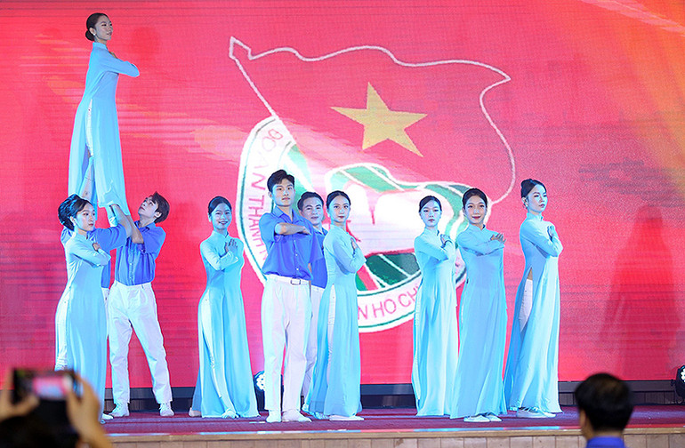 Một tiết mục văn nghệ hưởng ứng Ngày hội.