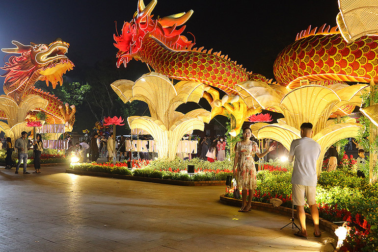 Cặp rồng hướng về Bia Quốc học rực rỡ sắc màu đón Tết. Cặp rồng hướng về Bia Quốc học rực rỡ sắc màu đón Tết.