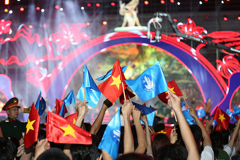 Không khí sôi nổi, hào hùng tại chương trình nghệ thuật.