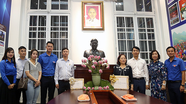 Bức tượng chân dung Đại tướng Nguyễn Chí Thanh được đặt trang trọng tại Phòng truyền thống Trung ương Hội Liên hiệp Thanh niên Việt Nam.