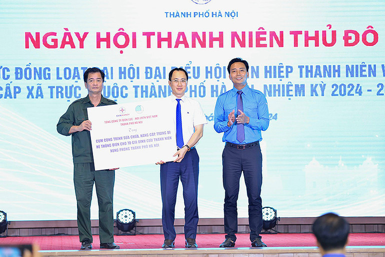 Đại diện Ban tổ chức Ngày hội trao biển tượng trưng Cụm công trình tặng Hội Cựu thanh niên xung phong thành phố Hà Nội.