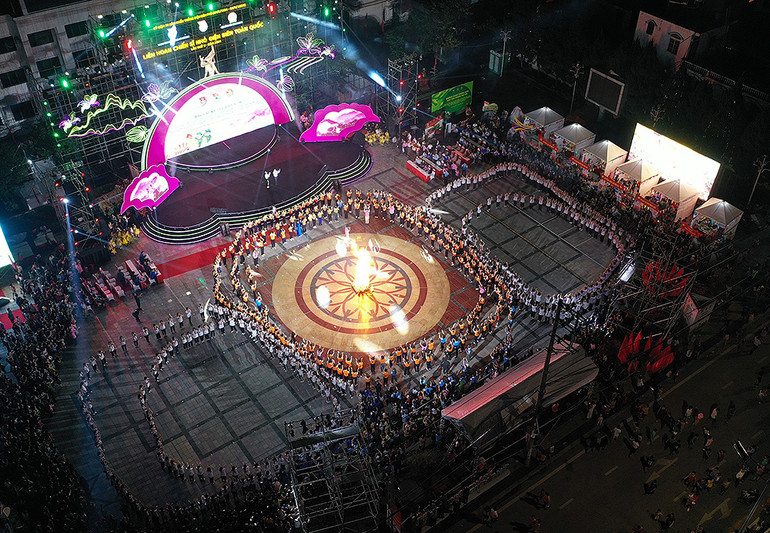 Tiết mục múa xòe tại Liên hoan nhìn từ trên cao.