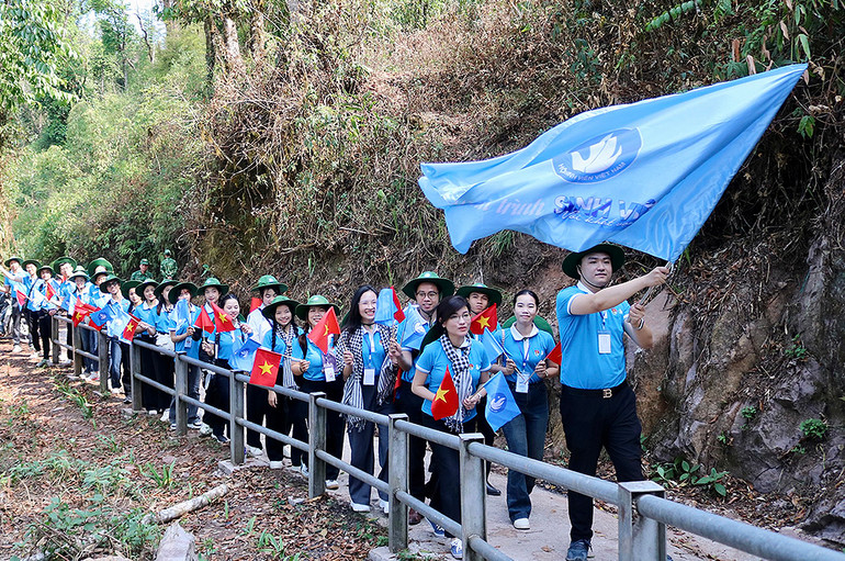 Đoàn đại biểu "hành quân" bằng đường bộ đến Cột mốc. Đoàn đại biểu "hành quân" bằng đường bộ đến Cột mốc.