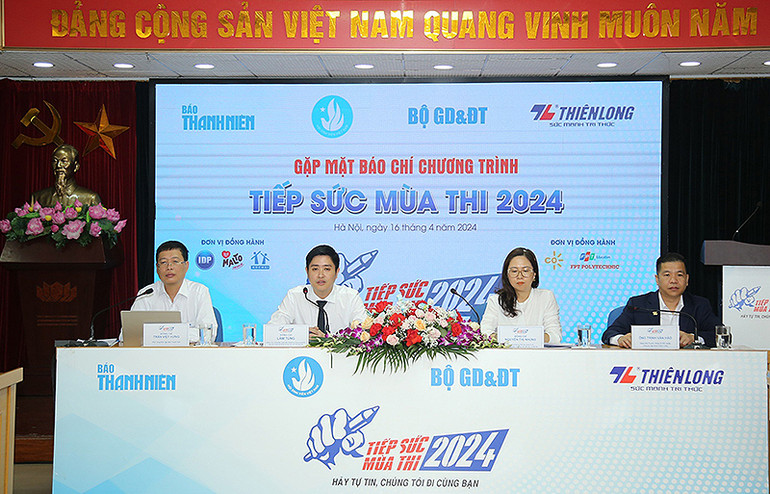 Đồng chí Lâm Tùng (thứ 2 từ trái sang) chia sẻ về những điểm mới của chương trình.