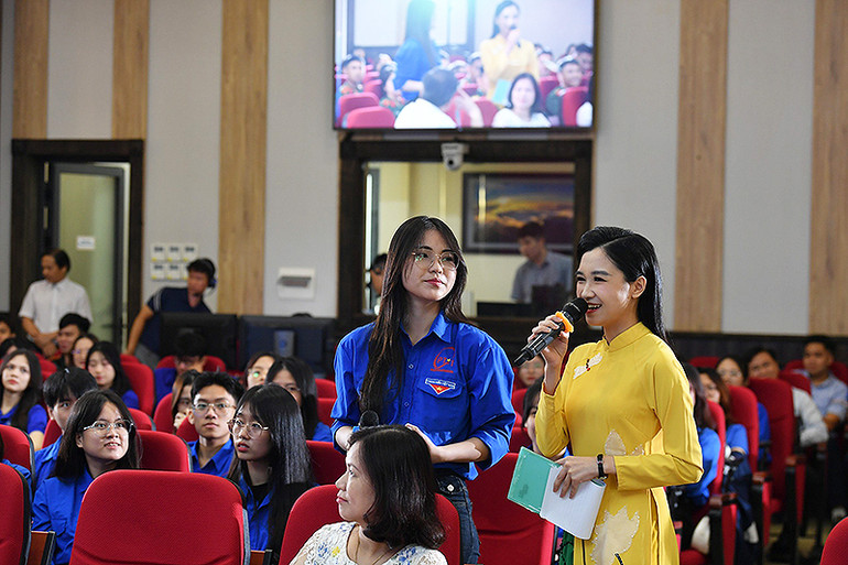 Phóng viên, biên tập viên trẻ tham góp ý kiến tại Tọa đàm. Phóng viên, biên tập viên trẻ tham góp ý kiến tại Tọa đàm.