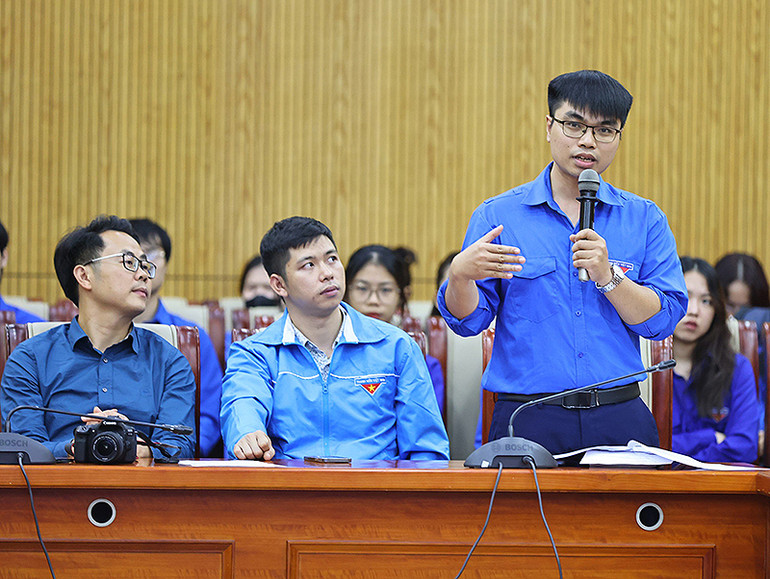 Đại diện Đoàn Thanh niên Báo Nhân Dân đóng góp ý kiến tại Diễn đàn.