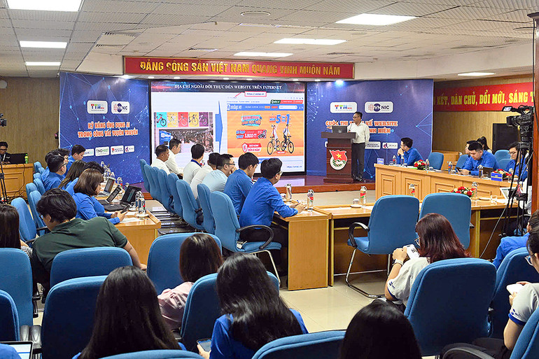 Đông đảo đoàn viên, thanh niên tham gia tập huấn tại đầu cầu trụ sở Trung ương Đoàn (Hà Nội).