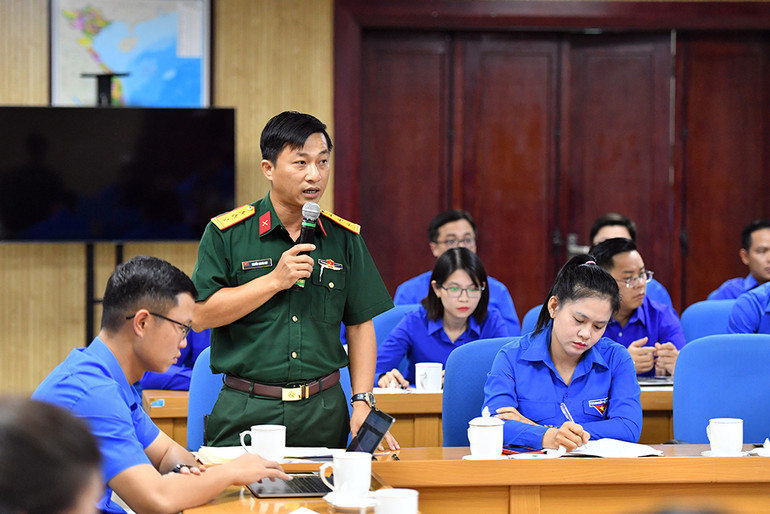 Đại biểu tại đầu cầu Hà Nội phát biểu ý kiến.