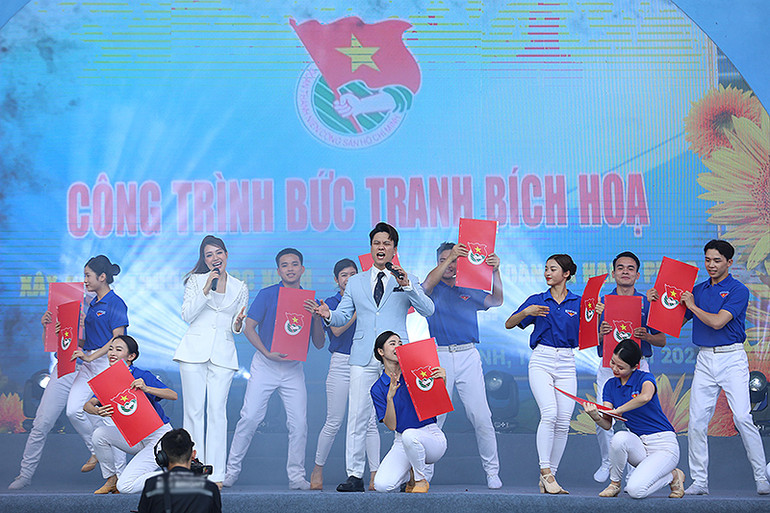 Tiết mục văn nghệ thể hiện sức sáng tạo, sự sôi nổi của tuổi trẻ Việt Nam.