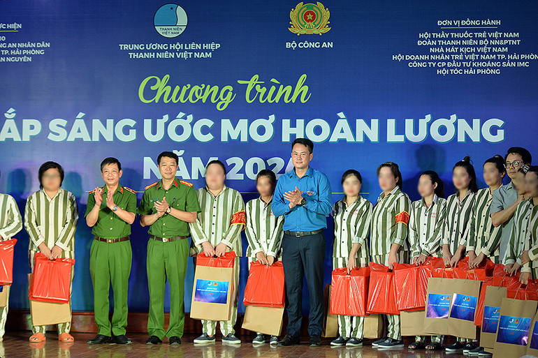 Đại diện Ban Tổ chức trao quà tặng các phạm nhân hoàn cảnh khó khăn, rèn luyện, cải tạo tốt.