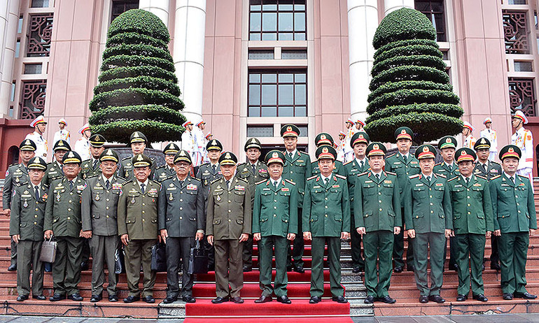 Thượng tướng Nguyễn Văn Nghĩa, Đại tướng Mao Sophan (lần lượt thứ 6 và 7 từ phải sang, hàng đầu) cùng các đồng chí đại diện lãnh đạo các đơn vị liên quan chụp ảnh lưu niệm tại trụ sở Bộ Quốc phòng.