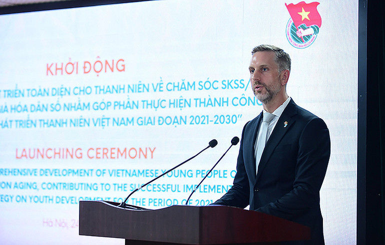 Ông Matt Jackson chia sẻ ý kiến tại buổi lễ.