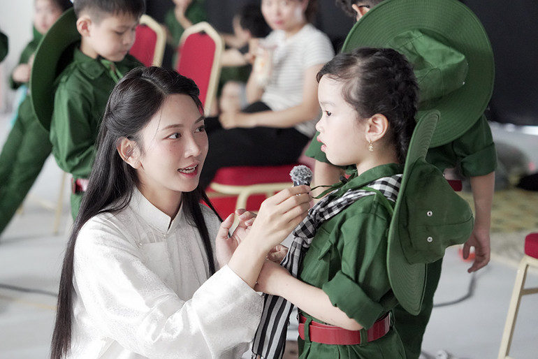 Các nghệ sĩ trẻ, ca sĩ "nhí" trong quá trình thực hiện MV.