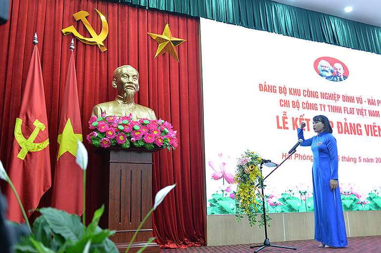 Đoàn viên ưu tú Phạm Thị Thành tuyên thệ khi được vinh dự đứng vào hàng ngũ của Đảng ngay trong khuôn khổ Lễ ra quân Chiến dịch. Được biết, chị Thành làm việc tại một công ty có 100% vốn đầu tư nước ngoài.