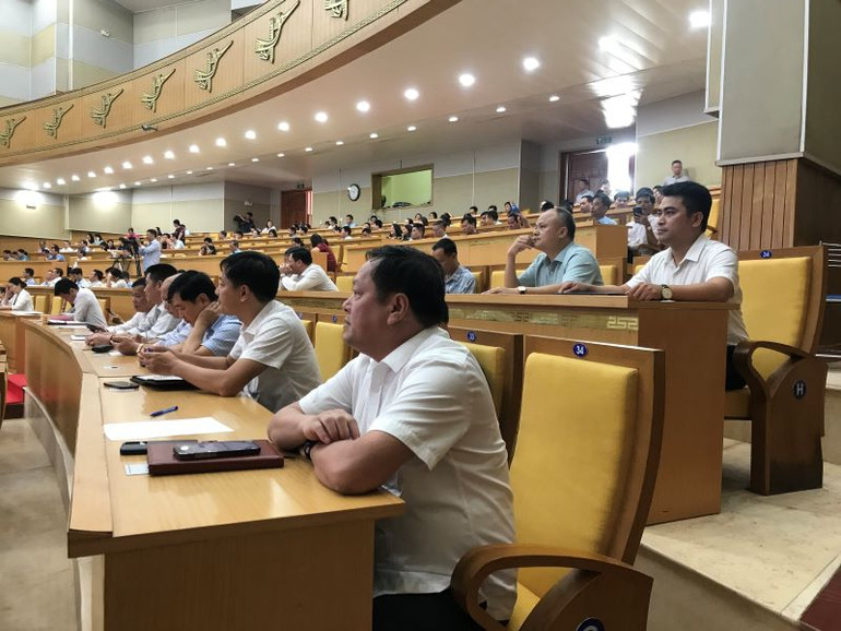 Các đại biểu dự hội nghị trực tiếp tại điểm cầu Trung tâm hội nghị tỉnh Hưng Yên.