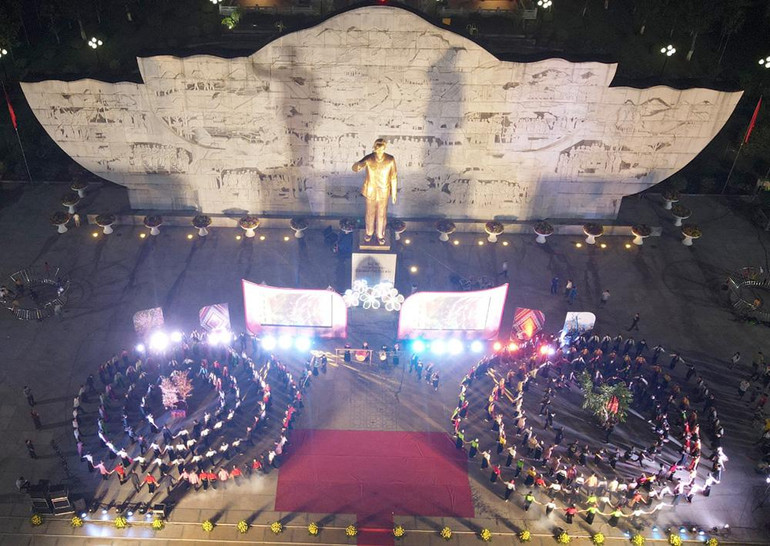 Vòng xòe đoàn kết tại lễ vinh danh “Nghệ thuật xòe Thái”.