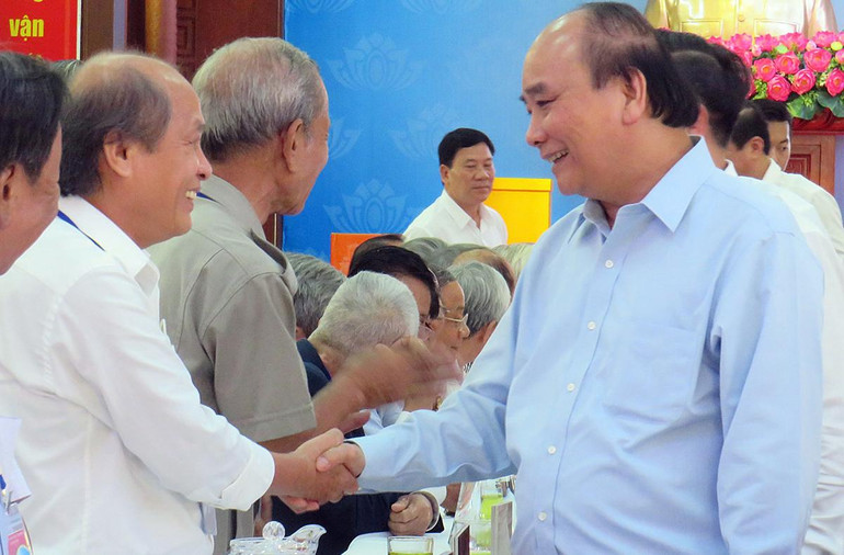 Chủ tịch nước Nguyễn Xuân Phúc thăm hỏi cán bộ hưu trí. Chủ tịch nước Nguyễn Xuân Phúc thăm hỏi cán bộ hưu trí.