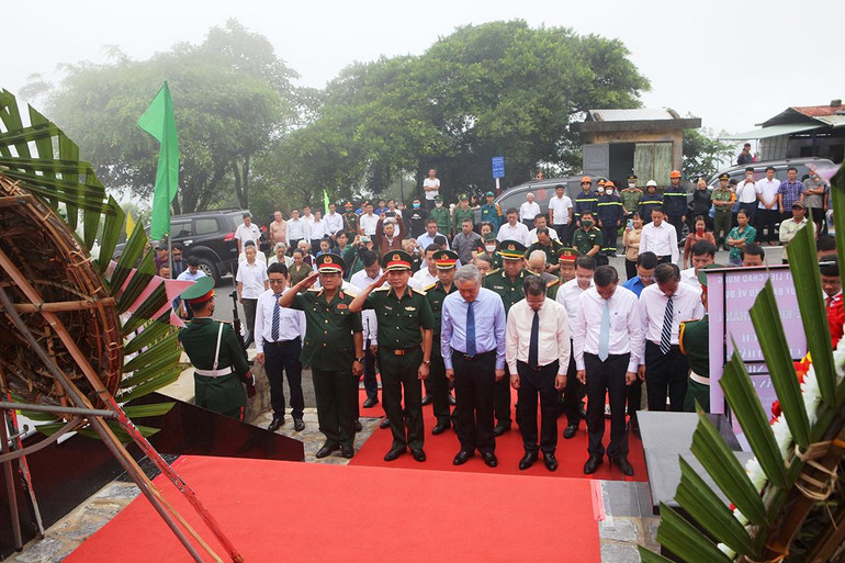 Các đại biểu dâng hương tưởng niệm tại Bia di tích chiến thắng Đồn Nhất-Hải Vân Quan.