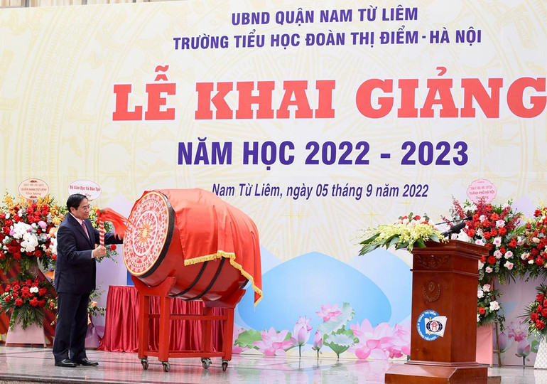 Thủ tướng Phạm Minh Chính đánh trống khai giảng năm học mới.