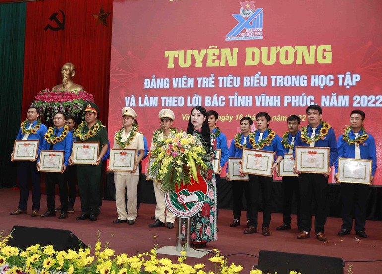 Tuyên dương đảng viên trẻ học tập và làm theo lời Bác.