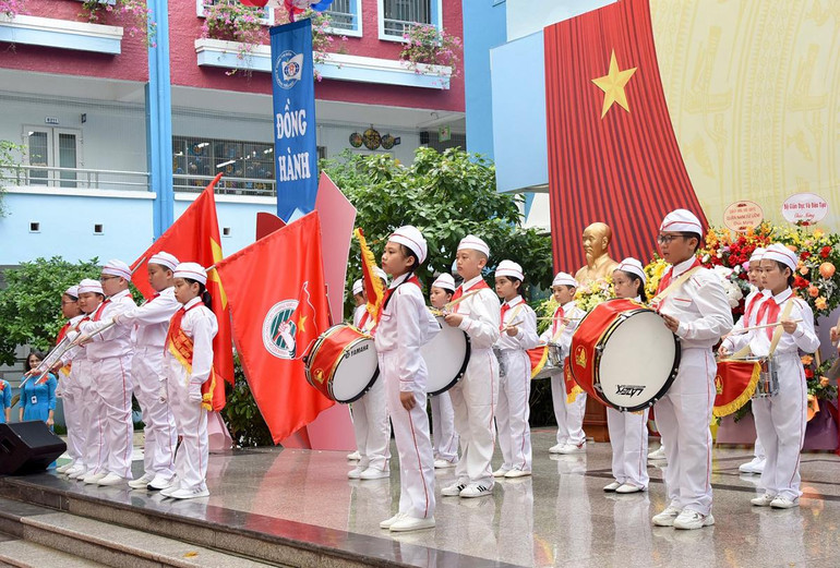 Thực hiện nghi thức chào cờ.