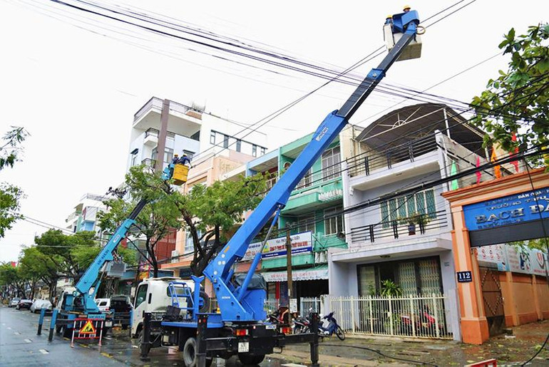 Tập trung toàn lực khắc phục sự cố, sớm cung cấp điện cho người dân Đà Nẵng.