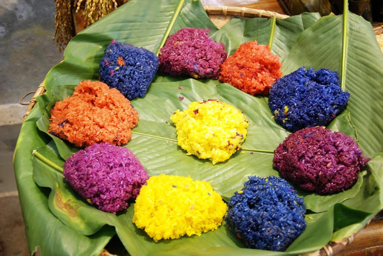 Xôi ngũ sắc làm từ cốm ở Bắc Hà. Xôi ngũ sắc làm từ cốm ở Bắc Hà.